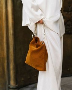 Suede golden brown bag Suede Bag Outfit, Bag Outfit, Suede Bag, Minimalist Bag, Straight Cut Jeans, Street Style Trends, Street Fashion Photography, Minimal Chic