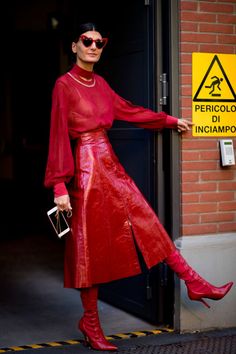 Fashion Trend Inspiration, Street Style 2018, Milan Fashion Week Street Style, Damen Outfit, Giovanna Battaglia, Woman In Red, 50 Style, Looks Street Style