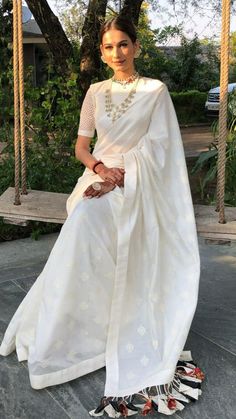 Party Wear Saree Look, Blouse Designs Wedding, Saree Sabyasachi, Aneri Vajani, Lehenga Silk, Saree South Indian, Off White Saree, South Indian Wedding Saree, Sabyasachi Sarees