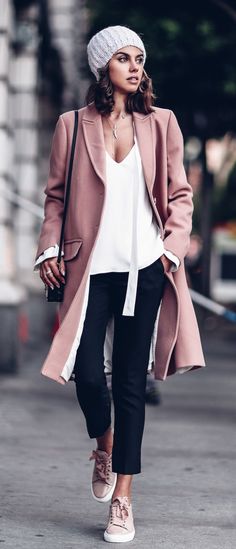 Pink Pastel Coat Elegante Y Chic, Mode Casual, Pink Coat, Urban Street Style, Outfit Trends, Slouchy Beanie, 가을 패션, Fashion Mode, Looks Style