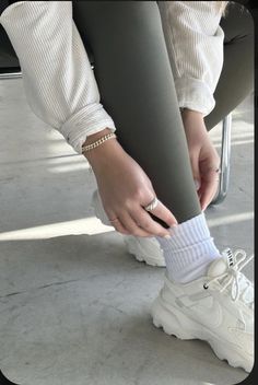 2024 Sock Trend, Ankle Socks With Sneakers, White Sneakers With Socks, White Crew Socks Outfit, Socks With Tennis Shoes, Calf Socks Outfit, High Socks With Sneakers, Crew Socks Outfit Leggings, How To Wear Socks With Sneakers