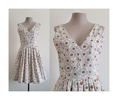 "Cream Floral Print Dress - Fabric : cotton canvas  - Invisible nylon zipper on the back - V neck - Sleeveless - Pleated skirt - Lined - Ready to ship in 1-3 business days Measurements : Bust : 34\"  Waist : 26\"  Hips : free  Total length : 35.5\" Shoulder to waist : 14.5\" For countries not on the shipping list, you can inquire about shipping costs. Please read the policies tab before purchasing. We can't have a mannequin for clothes of all sizes. If you have questions about the size, picture, Fitted Cotton Sleeveless Summer Dress, Sleeveless Cotton Dress With Back Zipper, Canvas Dress, Daisy Print Dress, Retro Sun, Dress Retro, Dress Spring, Dress Cotton, Daisy Print