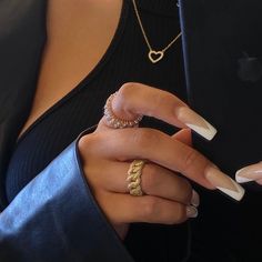 La bague cubaine Miami apporte la chaleur. Comme son nom l'indique, cette bague est inspirée par le goût et le son de Miami. Cette bague à maillons ajoutera à votre look une touche de la fraîcheur sans effort de Miami. Cet anneau est rempli de 300 cristaux de zirconium cubique incrustés sur une bande d'argent sterling massif estampillée 925. Conçue à la perfection à Montréal, au Canada.   Argent sterling massif estampillé 925 300 pierres en cristal de zirconium cubique Ne ternit pas Finition pol Cuban Ring, Link Ring, Miami Cuban Link, Miami Cuban, Linking Rings, Dental Floss, Bring The Heat, Pedicures, Crystal Stones