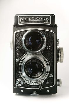 an old fashioned camera sitting on top of a table