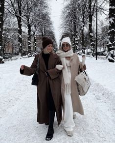 Vinter Mode Outfits, Nude Outfit, European Winter, Friends Winter, Bff Stuff, Snow Aesthetic, Winter Pics