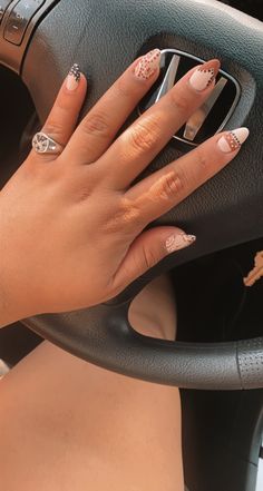 Nail Ideas Nashville, French Tip Country Nails, Retro Nail Art Design, Boho Nails Simple Short, Nashville Nails Ideas Fall, Western New Years Nails, Nashville Inspired Nails, Brown Western Nails, Arizona Nail Designs