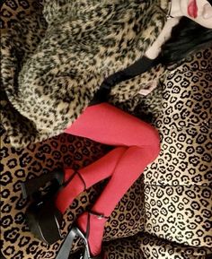 Mob Wife , fur coat, animal print red tights #mobwife #furcoat #leopard Red Tights, School Looks, Baby Boomer, Winter Mode, Looks Style, Instagram Foto