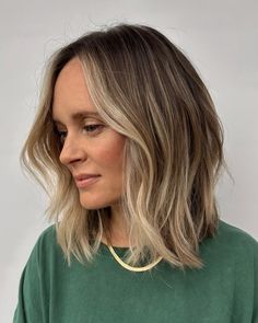 bronde bob w a bright face frame ✨🤎 so yummy All Over Bronde Haircolor, Bronze Bob Hair, Bronde Bob Hair, Bronde Money Piece, Dark Blonde With Money Piece, Bronde Balayage Bob, Fall Bronde Balayage, Bronde Lob, Bronde Bob