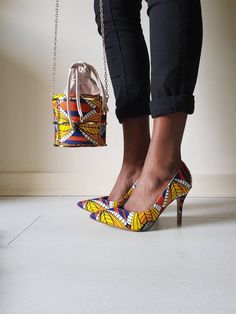 Comfortable Almond toe courts in this fabulous eye catching Ankara print complete with matching bag. Available in European sizes 36-41  **PLEASE NOTE THIS STYLE OF BAG HAS OFFICIALLY CHANGED. THE CAGED BAG IS STILL AVAILABLE BUT REQUIRES A LONGER WAITING TIME DUE TO WHERE IT IS SOURCED FROM. THANK YOU African Print Shoes, Cage Bag, Intricate Jewelry, African Shoes, Handbags Unique, Handcrafted Handbags, African Accessories, Ankara Print, Shopping Tips