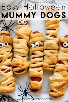 Halloween Mummy Dogs Halloween Mummy Dogs, Buffet Halloween, Mummy Hot Dogs, Mummy Dogs, Recetas Halloween, Halloween Lunch, Halloween Food Treats, Halloween Appetizers