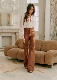 Sezane Work Outfit, Boho Business, Chique Outfit, Mode Hippie, Style 2023, Brown Pants, Mode Inspo, Business Casual Outfits, Mode Vintage