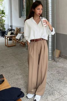 Tenue printemps femme avec un pantalon large camel une chemise blanche et des baskets blanches Classic Style, Madrid, Baskets, Portugal, Pants, Trousers