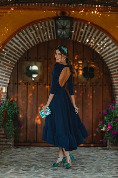 I'm Paris, une robe de soirée midi bleu marine fabriquée en crêpe . Ma jupe, avec un gros volant qui ajoute beaucoup de vol lors de la marche, vous donnera envie de danser sans arrêt. Et le dos ? Ouvert, avec un décolleté spectaculaire.



robe mi-longue

Crêpe

manche française

Encolure fermée devant

Jupe évasée

décolleté dos






La robe Paris, comme tous les produits MIPHAI, est entièrement conçu et fabriqué en tête-à-tête par des couturières Espagne .

 Nous le recommandons pour mariages Full Flared Skirt, Dress Paris, Midi Party Dress, Paris Dresses, Bride Accessories, Evening Wedding, Crepe Dress, Navy Dress, Crepe Fabric