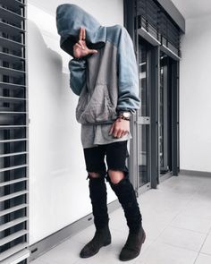 ripped-black-jeans-hoodie-and-chelsea-boots Blackpink Airport Fashion, Moda Dope, Urban Fashion Photography, Urban Wear Women, Herren Style, Gala Fashion, Urban Style Outfits, Old School Style, Urban Fashion Women