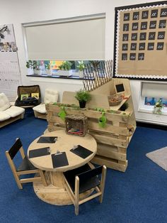 a room with several pieces of furniture made out of wood pallets and cardboard boxes