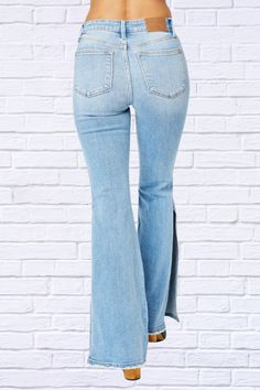 Step out in style with Judy Blue Jeans. These full size, mid rise jeans feature a raw hem and slit flare design for a unique and fashionable look. Crafted from premium quality denim, these jeans offer both comfort and style. Elevate your wardrobe with Judy Blue. These jeans offer a flattering silhouette that hugs your curves in all the right places while providing a relaxed, retro-inspired flare at the hem. The versatile light wash adds a touch of laid-back sophistication, perfect for both casua Blue Map, Judy Blue Jeans, Mid Rise Jeans, Hug You, Basic Style, Retro Inspired, Stretchy Material, Flare Jeans, Blue Jeans