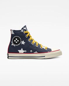 Laika Converse, Iconic Films, Capricorn Life, Shoe Wishlist, Geek Fashion, Women's Converse, Cold Weather Fashion, Star Sneakers