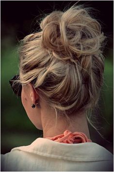 Messy Bun Hairstyle my favorite is super cute perfect for day at home or the park or the beach Tutorial Chignon, Smink Inspiration, Messy Bun Hairstyles, Doll Tutorial, Olivia Palermo, Hair Envy, Great Hair, Gigi Hadid, Messy Hairstyles