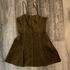 This Golden Brown Dress From Urban Outfitters Is Perfect For The Fall Season. The Knee-Length Corduroy Dress Features A Square Neckline And Strappy Sleeves, Making It A Versatile Addition To Any Wardrobe. The Dress Is A Size Medium And Has A Tie Closure To Adjust The Fit. The Dress Is Brand New With Tags And Is Ready To Be Worn For Any Occasion. Its Unique Fabric Type Sets It Apart From Other Dresses And The Sleeveless Design Makes It A Great Option For Layering. Don't Miss Out On This Stylish And Comfortable Addition To Your Wardrobe. Cotton Lined Dress For Fall, Fitted Corduroy Dresses For Spring, Corduroy Dresses For Spring, Chic Fitted Corduroy Dress, Casual Corduroy Winter Dress, Cotton Mini Dress For Fall Date Night, Fall Cotton Mini Dress For Date Night, Sleeveless Corduroy Summer Dress, Casual Sleeveless Corduroy Dress