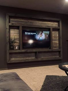 Western Home Makeover, Cute Western Living Room Ideas, Mancave Tv Ideas, Wood Tv Wall Ideas Living Room, Wood Pallet Wall Living Room, Modern Farmhouse Home Ideas, Rustic Wall Shelves Living Room, Wood Wall Tv Ideas, Small Hunting Room Ideas