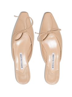 Shop Manolo Blahnik Ballerimu pointed-toe mules with Express Delivery - FARFETCH Blonde Babylights, Mindy Lahiri, Manolo Blahnik Flats, Bear Claws, Icy Blonde, Manolo Blahnik Shoes, Shoe Bags, Colour Blocking, Ballet Pumps