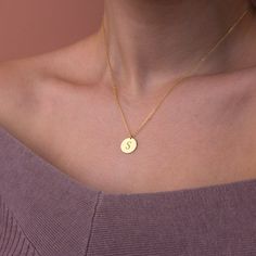 This stylish and minimalist 14K gold initial necklace is a great choice for both casual everyday outfits and for special occasions. Simple yet design of this dainty gold initial necklace allows you to dress up or dress down depending on the situation. Show your love to the special people in your life with this dainty gold initial necklace. It makes a perfect custom birthday gift for mothers, friends, or even yourself. Add the initials of your family members for a personalized gift for mothers an 14k Gold Initial Necklace, Initial Disc Necklace, Custom Coins, Gold Initial Necklace, Custom Birthday Gifts, Initial Necklace Gold, Mother Birthday Gifts, Personalized Pendant, Unique Personalized Gift