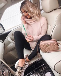 Fall fashion outfits, fall fashion trends, fall family photo, winter outfits, winter outfits casual #fallfashion #fallfashiontrends #winteroutfits Fall Fashion Coats, Look Legging, Black Leggings Outfit, Legging Outfits, Looks Black, Cute Fall Outfits, Leggings Casual, Winter Mode, Casual Winter Outfits