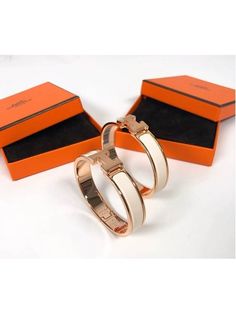 Gender: Women Brand: HERMES Product Name: Click H Bracelet Rose Gold Cream Bags Alora Code: 14029101 Color: ivory Composition: Enamel Origin: France Features: Bangle bracelet Designer Style ID H700001FO85 H Bracelet, Cream Bags, Bracelet Rose Gold, Chain Loop, Gold Cream, Cross Bag, Rose Gold Hardware, Timeless Handbag, Luxe Fashion