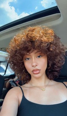 Natural light brown Afro with gold jewelry trendy for fall 2022 Brunette Hair Color Ideas For Spring, Maple Brown Hair Curly, Dark Caramel Brown Hair, Chocolate Brown Hair Curly, Copper Highlights On Brown Hair Curly, Copper Brown Curly Hair, Honey Brown Hair Curly, Dark Copper Curly Hair