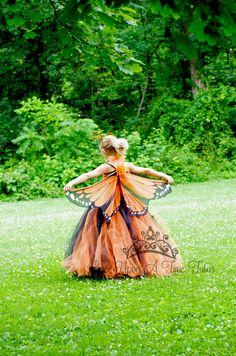 "Orange Monarch Butterfly Tutu Dress Set This gorgeous colorful orange with black tulle on an unlined orange crochet top! Wings and antenna headband are included with this tutu dress. Wear with a butterfly Halloween costume, use a photo prop, birthday party outfit, or just for play! Wings and hair clip can be added through the drop down menu. Adult size is made as the skirt only. Full dresses are not available in adult size. Please note - wing size remains the same no matter what size dress is o Halloween Costumes For Girls 6-8, Butterfly Custome Halloween, Fairy Dress Kids, Toddler Halloween Costumes Girl, Toddler Butterfly Costume, Butterfly Costume Kids, Girls Butterfly Costume, Dnd Wedding, Monarch Butterfly Costume