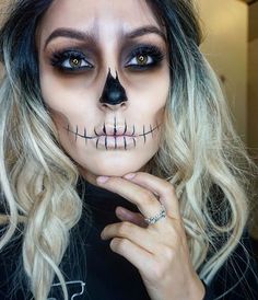 Half Skeleton Face, Makijaż Sugar Skull, Skeleton Face Makeup, Makeup Karakter, Make Up Diy, Makeup Zombie, Fantasy Make-up, Halloween Make-up Looks