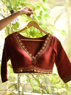 Front Blouse Pattern, V Neck Front Blouse Indian, V Neck Silk Saree Blouse, Blouse Designs Latest V Neck, Silk Saree Blouse Designs Pattern Latest Front And Back, Blouse Designs With Silk Sarees, V Neck Blouse Indian Saree, V Neck Saree Blouse Design, V Neck Silk Blouse