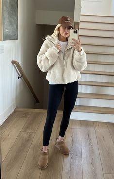 Street Cute Outfit, University School Outfits, Wfh Aesthetic Outfit, Comfy Cold Day Outfit, Comfy Sunday Outfit Winter, Winter Athlesuire Outfits, Winter Outfit Casual Comfy, Comfy Cute College Outfits, Winter Leisure Outfits