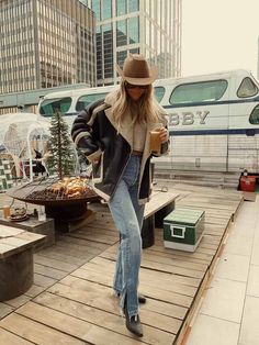 Western Fashion For Women Over 50, Western Summer Outfits, Western Fits, Winter Boots Outfits, Luke Combs, Mode Editorials, Concert Outfit Ideas, Look Festival