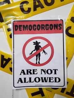 there is a sign on the wall that says, demorogons are not allowed