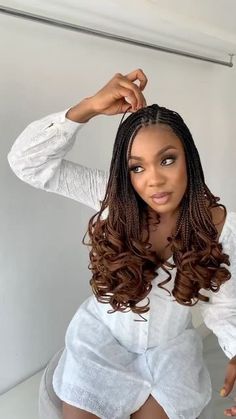 Cute Up Braided Hairstyles, French Curl Box Braids Hairstyles, French Curl Twist Braids, Feminine Braids Black Women, French Wave Braids, Knotless Box Braids French Curls, Medium Knotless French Curl Braids, Short Braids With French Curls, Medium Length French Curl Braids