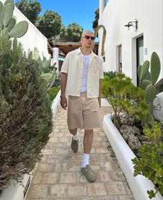 Cargo Shorts Streetwear Outfit, Style Summer Men, Portugal Mens Fashion, Island Fits Men, Ddg Style, Summer Dinner Outfit Men, San Diego Outfits Men, Ee Shorts Outfit Men, Men’s Mexico Outfit