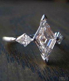 Spectacular Art Deco style lozenge cut diamond engagement ring. Lozenge Cut, Bijoux Art Deco, Bijoux Art Nouveau, Engagement Ring Diamond Cut, Deco Jewelry, Vintage Engagement, Art Deco Jewelry, Art Deco Style, A Princess