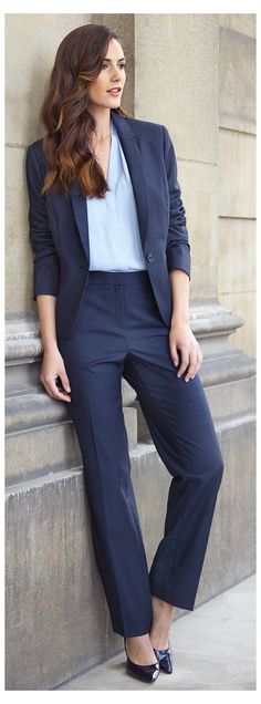 Business Formal Outfit, Ladies Trouser Suits, Suits And Sneakers, Look Office, Corporate Attire, Professional Attire, Hollywood Fashion, Pamplona, Work Outfits Women