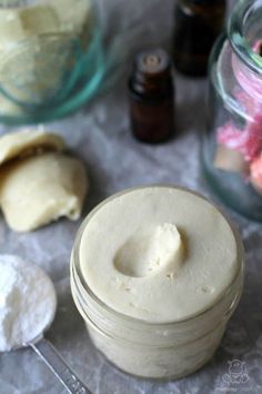 Store bought deodorants that are truly non-toxic typically lose their effectiveness after a few hours. This homemade deodorant recipe really works! Homemade Deodorant Recipe, Deodorant Recipe, Deodorant Recipes, Diy Deodorant, Homemade Deodorant, Homemade Cosmetics, Diy Kosmetik, Baking Soda Shampoo, Diy Scrub