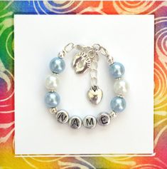 a bracelet that says mama on it with beads and charms in the shape of hearts