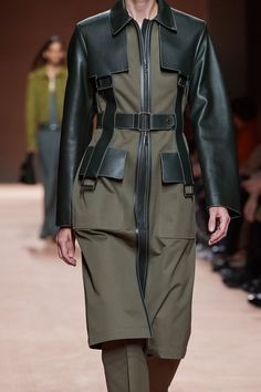 Hermès Spring 2020 Ready-to-Wear Collection | Vogue High Tech Fashion, Army Look, Kim K Style, Hijabi Style, Tech Fashion, Alberta Ferretti, Inspiration Mode, Looks Style, Coat Fashion