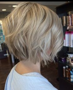 Short Blonde Bob Fine Hair Over 40, Chin Length Bob With Layers, Short Bob With Layers, Bob With Layers, Blonde Short Bob, Blonde Platinum, Chic Short Hair