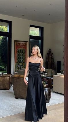 Spaghetti Straps Black Long Satin Prom Dress Evening Dresses Elegant Long Classy, Prom Black Girls Dresses, Vintage Hollywood Prom Dress, Pretty Outfits Fancy, Sleek Gala Dress, Semi Formal Outfit Ideas Women, Formal Long Dresses Elegant, Black Long Satin Dress, Long Fancy Dresses