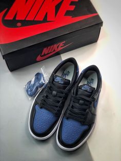 Air Jordan 1 Low OG Black/Mystic Navy/White CZ0790-041 Walk the talk and make a statement with our top-quality Sneakers. Shop now and step up your shoe game! Please carefully choosing the size number according the size chart as we CAN NOT offer return or refund if you choose a wrong size.The product need 3-5 business days to check the quality before shipping.Our High Quality Shoes models are various, please contact to our support to ask for the model you need.Because each device displays a different color. Therefore, the actual color of the item may not be 100% the same as [...] Jordan 1 Iridescent, Air Jordan 1 Obsidian, Jordan 1 Milan, Air Jordan 1 Fearless, Jordan 1 Fearless, Air Jordan 1 Chicago, Jordan 1 Blue, Blue Chill, Jordan 1 High Og