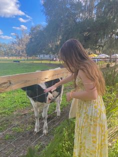 Cute Animal Profile, Farmcore Aesthetic, Aesthetic Farm, Farm Date, Cottagecore Farm, Pet Cows, Outfit Inspo Aesthetic, Cottagecore Outfit, Farm Pictures