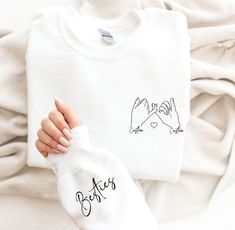 Friendship Tshirt Design Ideas, Best Friends Tshirt Designs, Best Friend Cricut Ideas, Friendship Hoodies, Bestie Hoodies, Best Friend Matching Shirts, Best Friend Hoodies, Friendship Shirts, Bff Christmas Gifts