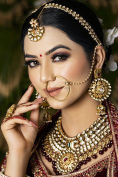 Minimalist Bridal Makeup, Bengali Bridal Look, Latest Bridal Makeup, Bridal Nose Ring, Minimal Makeup Look, Nose Ring Jewelry, Wedding Jewelry Sets Bridal Jewellery