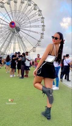 Look Festival Rock In Rio, Rock In Rio Outfit, Festival Poses, Knotless Braid Hairstyles, Look Lollapalooza, Best Festival Outfits, 2023 Festival Outfits, Music Festival Outfit Ideas, Rio Photos