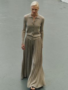 Composition : Merino Mercerized Wool 100%Color : BEIGECountry of Origin : Republic of Korea Sweater Wedding Outfit, Knit Fashion Runway, Knitwear Fashion Design, 90s Vogue, Luxury Knitwear, Antwerp Fashion, Purl Knit, Senior Thesis, Summer Knitwear